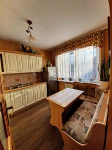 Kuchyňa alebo kuchynka v ubytovaní Pokoje i Apartamenty Regionalny Styl ul Króle 1a Zakopane