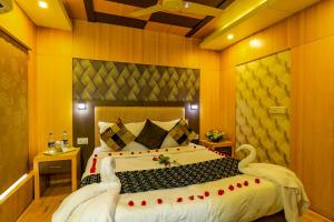 um quarto com uma cama grande com rosas vermelhas em Southern Panorama Houseboats em Alappuzha
