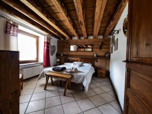 a bedroom with a bed and a table in a room at B&B Le Cloux in La Thuile