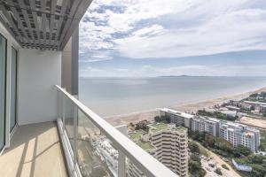 uma varanda com vista para a praia em Veranda Residence Pattaya em Praia de Jomtien