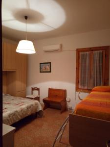 ein Schlafzimmer mit einem Bett und einer Lampe in der Unterkunft Villa Itaca in Sant'Isidoro