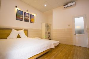 Tempat tidur dalam kamar di Coast Homestay