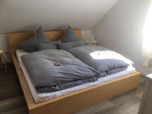 1 cama grande con marco de madera en una habitación en Ferienwohnung Haus Albsicht en Mössingen