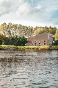Výhled na řeku, která protéká v blízkosti bed and breakfast