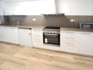 Kuchyňa alebo kuchynka v ubytovaní Nou xaica apartamento per 6 personas con vista a mar Ref D23002