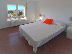 Posteľ alebo postele v izbe v ubytovaní Nou xaica apartamento per 6 personas con vista a mar Ref D23002