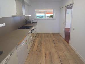 Kuchyňa alebo kuchynka v ubytovaní Nou xaica apartamento per 6 personas con vista a mar Ref D23002