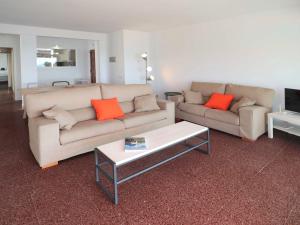 Sala de estar con 2 sofás y mesa de centro en Nou xaica apartamento per 6 personas con vista a mar Ref D23002, en Sant Feliu de Guíxols