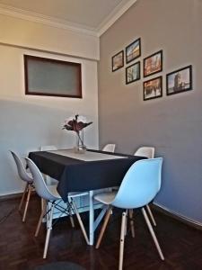 里斯本的住宿－羅馬旅遊公寓，一间带桌椅的用餐室
