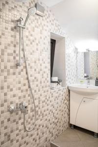 La salle de bains est pourvue d'une douche et d'un lavabo. dans l'établissement The Red Roof House, à Plovdiv