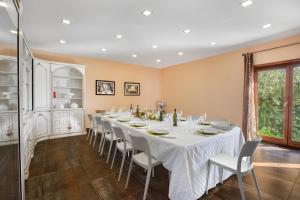 comedor grande con mesa larga y sillas en AMORE RENTALS - Villa Elia en Massa Lubrense
