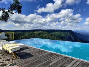 una piscina con vistas a las montañas en Hills & Hues en Thekkady