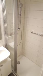 La salle de bains est pourvue d'une douche et d'un lavabo. dans l'établissement Vier Jahreszeiten Haus 2 Whg 46, à Großenbrode