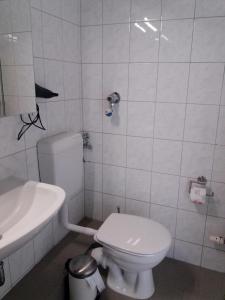 ein weißes Bad mit einem WC und einem Waschbecken in der Unterkunft Vier Jahreszeiten Haus 2 Whg 73 in Großenbrode