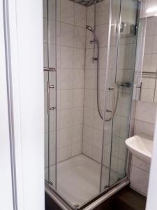 eine Dusche mit Glastür im Bad in der Unterkunft Vier Jahreszeiten Haus 2 Whg 73 in Großenbrode