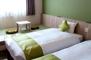 Gulta vai gultas numurā naktsmītnē Hotel Lantana Naha Matsuyama