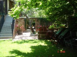 A garden outside Hostal Casa Masip