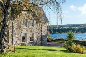 kamienny dom nad brzegiem jeziora w obiekcie The Old Manse, Loch Ness (highland-escape) w mieście Inverness