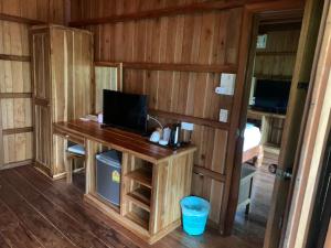 TV a/nebo společenská místnost v ubytování Thiwson Beach Resort - SHA Extra Plus