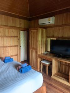 Postel nebo postele na pokoji v ubytování Thiwson Beach Resort - SHA Extra Plus