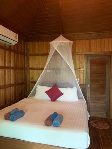 Postel nebo postele na pokoji v ubytování Thiwson Beach Resort - SHA Extra Plus