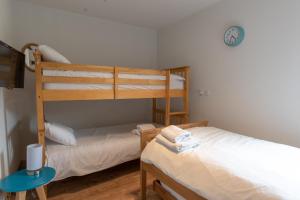 Una cama o camas cuchetas en una habitación  de Apartment Rouge Gorge