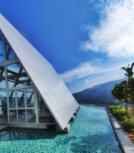 vista su un edificio con piscina di Swiss-Garden Hotel & Residences, Genting Highlands a Resorts World Genting