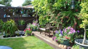 Сад в TEA in Liverpool - Private - Quiet - Ground Floor - En-suite - Walk-in-shower