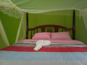 Rúm í herbergi á Sipi Traveller's Lodge