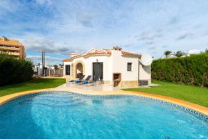 une villa avec une piscine en face d'une maison dans l'établissement Casa Bot, à Dénia