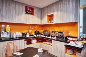 A restaurant or other place to eat at ibis budget Singapore Imperial