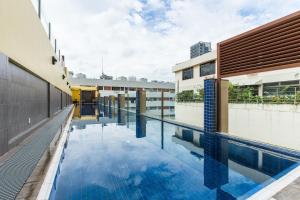 The swimming pool at or close to ibis budget Singapore Imperial