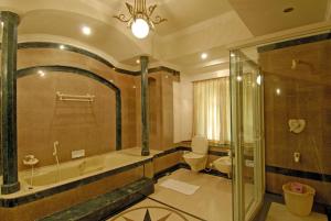 uma casa de banho com uma banheira, um WC e um chuveiro em Bolgatty Palace & Island Resort em Cochin