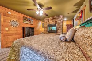 een slaapkamer met een groot bed in een kamer met houten wanden bij A Breath of Fresh Air chalet in Gatlinburg