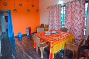 een eetkamer met een tafel en stoelen bij Gopi Homestay in Hampi