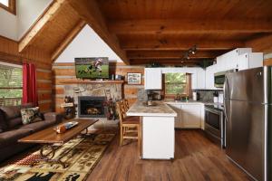 Η κουζίνα ή μικρή κουζίνα στο Bear Trails cabin