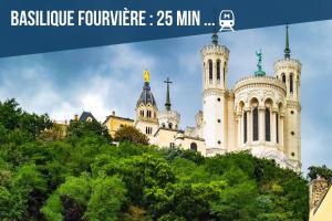 Una catedral con árboles delante. en Dreamy Flat Lyon - Hyper-Centre - Jean Macé - Studio Cosy, en Lyon