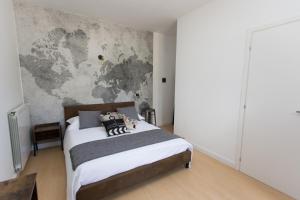 GUEST HOUSE IL LEONE في فِتيربو: غرفة نوم بسرير وجدار مع خريطة