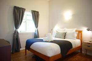 Schlafzimmer mit einem großen Bett und einem Fenster in der Unterkunft Mayview in Katoomba
