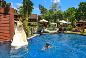 Der Swimmingpool an oder in der Nähe von Khaolak Merlin Resort