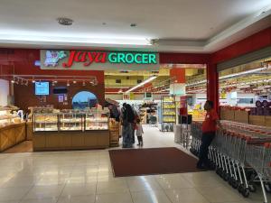 Supermarket nebo jiné obchody v  hotelu nebo okolí