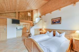 a bedroom with a large white bed in a room at Jaudenhof - Apartment Seekaralm in Lenggries