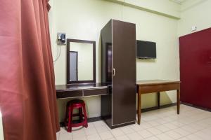 a bathroom with a mirror and a desk and a mirror at OYO 89549 Casavilla Hotel (city Centre) Taiping in Taiping