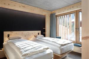 Postel nebo postele na pokoji v ubytování Alpine Lodge Chesa al Parc