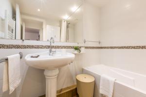 Koupelna v ubytování Apartment Mummery 1 - Central Chamonix Walk to Piste + 21 fotografií