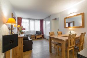 TV a/nebo společenská místnost v ubytování Apartment Mummery 1 - Central Chamonix Walk to Piste