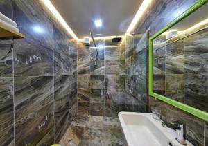 A bathroom at VIVI LA VITA