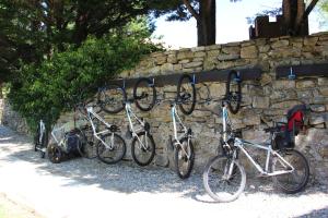 eine Gruppe von Fahrrädern, die an einer Steinmauer geparkt sind in der Unterkunft Country Kids in Octon