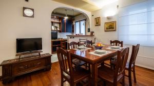una sala da pranzo con tavolo e TV di Italianway - Gradisca 8 a Udine