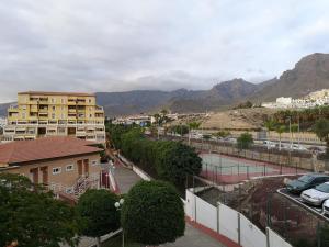 vista su un campo da tennis e su un edificio di ORLANDO RESORT Playa Las Américas ad Adeje